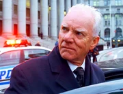 Die Macht des Medienmoguls Jonas Slaughter (Malcom McDowell) reicht weit: Nach seiner Verhaftung besticht er einen Richter und kommt wieder auf freien Fuß. Die Macht des Medienmoguls Jonas Slaughter (Malcom McDowell) reicht weit: Nach seiner Verhaftung besticht er einen Richter und kommt wieder auf freien Fuß.