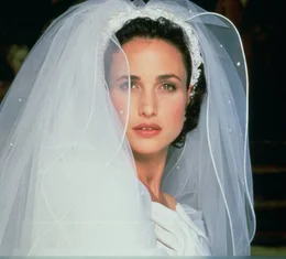 Carrie (Andie MacDowell) ist einfach unwiderstehlich - sch&ouml;n, schlagfertig und selbstbewusst ...