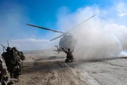 Ausgerüstet mit Helikoptern, Drohnen und Robotern, kämpfen mehr als 200 000 Soldaten einer internationalen Allianz in Afghanistan. Ausgerüstet mit Helikoptern, Drohnen und Robotern, kämpfen mehr als 200 000 Soldaten einer internationalen Allianz in Afghanistan.