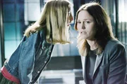 Welchen Grund hat die 12-j&auml;hrige Hannah (Juliette Goglia, l.), die Schuld f&uuml;r das schreckliche Verbrechen an Stacy auf sich zu nehmen? CSI-Mitarbeiterin Sara (Jorja Fox) versucht das Vertrauen des M&auml;dchens zu gewinnen, um die Wahrheit herauszufinden...
