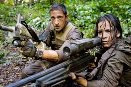 Auf dem fernen Planeten mit den unendlich vielen erbarmungslosen, nahezu unbesiegbaren Aliens beginnt f&uuml;r Royce (Adrien Brody, l.) und Isabelle (Alice Braga, r.) ein gnadenloser Kampf ums &Uuml;berleben ...
