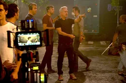 Hollywood-Regisseur Roland Emmerich (5. v. l.) am Set von "Stonewall".