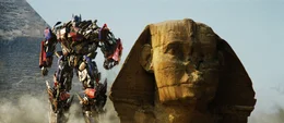 Von den Toten auferstanden zeigt Optimus Prime (Bild) den Decepticons, wo der Hammer h&auml;ngt ...