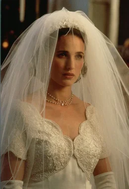 Carrie (Andie MacDowell) steht vor dem Traualtar - leider nicht mit dem Mann, den sie liebt ...