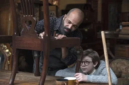 L-R: Hobie (Jeffrey Wright), Junger Theo Decker (Oakes Fegley)