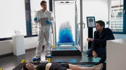 Ein Studio für Kältetherapie wird zum Tatort: Die Geschäftsführerin Barbara Döring (Yvy Heußler, M.) wurde absichtlich in eine Kältekammer eingeschlossen und ist dort erfroren. Das berichtet Rechtsmediziner Dr. Benedikt Förster (Florian Wünsche, l.) dem Kriminalkommissar Jo Stoll (Peter Ketnath, r.). Wer hatte Grund zu so einer Tat?