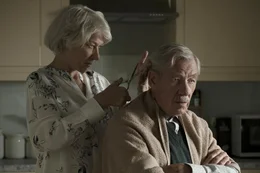 Betty McLeish (Helen Mirren, l.); Roy Courtnay (Ian McKellen, r.)