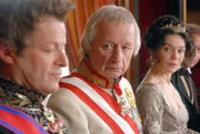 "Geliebter Johann Geliebte Anna", Eine Liebesgeschichte die Legende wurde: Erzherzog Johann, der Bruder des regierenden Habsburgermonarchen und Anna Plochl, das lebenslustige M&auml;dchen aus dem Volk. Als der Kaiser die bereits erteilte Heiratserlaubnis f&uuml;r ung&uuml;ltig erkl&auml;rt, holt Johann seine "Hausfrau" auf seine L&auml;ndereien und in sein Unternehmen, um der ganzen Welt vor Augen zu f&uuml;hren, wie ungerecht und unbarmherzig der Kaiser ist. Gleichzeitig engagiert er sich politisch f&uuml;r sein Land, die Steiermark. Es sind die langen Trennungen, die dem Liebespaar fast zum Verh&auml;ngnis werden. Erst als Johann seinem kaiserlichen Bruder ein Ultimatum stellt und Metternich die Zeichen der Zeit f&uuml;r die Heirat mit einer B&uuml;rgerlichen f&uuml;r g&uuml;nstig erachtet, d&uuml;rfen sich Anna und Johann heimlich, zu n&auml;chtlicher Stunde, das Jawort geben.Im Bild (v.li): Roland Koch (Metternich), Franz Morak (Kaiser Franz), Julia Stemberger (Kaiserin Caroline Auguste).  SENDUNG: ORF2 - FR - 01.01.2021 - 15:10 UHR. - Veroeffentlichung fuer Pressezwecke honorarfrei ausschliesslich im Zusammenhang mit oben genannter Sendung oder Veranstaltung des ORF bei Urhebernennung.