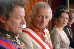 "Geliebter Johann Geliebte Anna", Eine Liebesgeschichte die Legende wurde: Erzherzog Johann, der Bruder des regierenden Habsburgermonarchen und Anna Plochl, das lebenslustige M&auml;dchen aus dem Volk. Als der Kaiser die bereits erteilte Heiratserlaubnis f&uuml;r ung&uuml;ltig erkl&auml;rt, holt Johann seine "Hausfrau" auf seine L&auml;ndereien und in sein Unternehmen, um der ganzen Welt vor Augen zu f&uuml;hren, wie ungerecht und unbarmherzig der Kaiser ist. Gleichzeitig engagiert er sich politisch f&uuml;r sein Land, die Steiermark. Es sind die langen Trennungen, die dem Liebespaar fast zum Verh&auml;ngnis werden. Erst als Johann seinem kaiserlichen Bruder ein Ultimatum stellt und Metternich die Zeichen der Zeit f&uuml;r die Heirat mit einer B&uuml;rgerlichen f&uuml;r g&uuml;nstig erachtet, d&uuml;rfen sich Anna und Johann heimlich, zu n&auml;chtlicher Stunde, das Jawort geben.Im Bild (v.li): Roland Koch (Metternich), Franz Morak (Kaiser Franz), Julia Stemberger (Kaiserin Caroline Auguste).  SENDUNG: ORF2 - FR - 01.01.2021 - 15:10 UHR. - Veroeffentlichung fuer Pressezwecke honorarfrei ausschliesslich im Zusammenhang mit oben genannter Sendung oder Veranstaltung des ORF bei Urhebernennung.