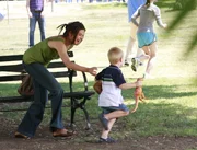 Fünf Jahre sind inzwischen vergangen und im Leben der Housewives der Wisteria Lane hat sich einiges geändert: Susan (Teri Hatcher, l.) hat nicht nur einen Sohn, sondern auch einen geheimen Lover ...