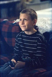 Dewey (Erik Per Sullivan) hat heimlich Videoaufnahmen gemacht und freut sich sehr dar&uuml;ber.