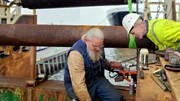 Kapitän Leopold Steinwänder kontrolliert die Reparaturarbeiten am Fischtrawler.