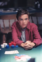 Malcolm (Frankie Muniz) denkt sich eine erfolgversprechende Pokerstrategie aus.