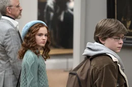 L-R: Welty (Robert Joy), Pippa (Aimee Laurence) und Theo (Oakes Fegley)