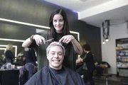 Friseurin Dani hat Tobi die Haare grau gefärbt. Zum Glück geht die Farbe beim Waschen wieder raus.