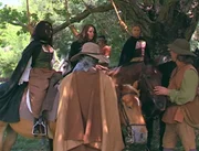 Prue (Shannen Doherty, l.), Piper (Holly Marie Combs, M.) und Phoebe (Alyssa Milano, r.) müssen feststellen, dass man im 17. Jahrhundert mit Hexen kurzen Prozess macht.