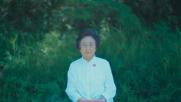 Michiko Kodama sitzt auf einer Parkbank in Tokio.  +++ Die Verwendung des sendungsbezogenen Materials ist nur mit dem Hinweis und Verlinkung auf RTL+ gestattet. +++