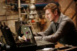 Bryan Mills (Liam Neeson) wird des Mordes beschuldigt, den er nicht begangen hat. Auf der Flucht vor den Gesetzesh&uuml;tern versucht er gleichzeitig den wahren M&ouml;rder zu fassen. Erkennt er m&ouml;glicherweise auch Zusammenh&auml;nge zwischen den vergangenen Verbrechen?