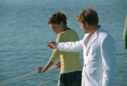 Zu den Hochzeitsfeierlichkeiten ist auch ein Bootsausflug vorgesehen. Paula (Susan Anbeh, l.), die eigentlich seekrank ist, will sich vor dem Hochzeitspaar nicht blamieren und f&auml;hrt mit. Ben (Janek Rieke, r.) erkennt die Situation und bringt Paula Tabletten gegen &Uuml;belkeit.