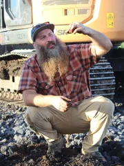 Matt Raney untersucht den Boden.