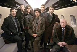 Dylan Rhodes (Mark Ruffalo, l.) und die vier Reiter, bestehend aus J. Daniel Atlas (Jesse Eisenberg, 2.v.l.), Lula (Lizzy Caplan), Merritt McKinney (Woody Harrelson, 4.v.l.) und Jack Wilder (Dave Franco, 3.v.r.), haben dem Milliard&auml;r Arthur Tressler (Michael Caine, r.) einen ziemlich Strich durch die Rechnung gemacht. Nun ist er zur&uuml;ck und zusammen mit Walter Mabry (Daniel Radcliffe, 2.v.r.) sinnt er nach Rache...