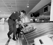 Den Angestellten der Border Security auf dem australischen Kontinent stehen zwar technische Hilfsmittel zur Verf&uuml;gung, wie zum Beispiel Detektoren und R&ouml;ntgenger&auml;te, um Gep&auml;ck zu durchleuchten und kleinste Partikel von Sprengstoff nachzuweisen, trotzdem ist ein guter Instinkt elementar. Am Flughafen von Melbourne halten sich zahlreiche Einreisenden n&auml;mlich nicht an die geltenden Regeln. Verst&ouml;&szlig;e gegen Quarant&auml;nebestimmungen, Schmuggel von Bargeld und Drogen oder illegale Einreiseversuche kommen dort recht h&auml;ufig vor. Um solche Verst&ouml;&szlig;e zu unterbinden, richten die Z&ouml;llner ihren geschulten Blick auf alles, was ihnen ungew&ouml;hnlich erscheint.