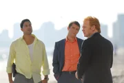 Horatio (David Caruso, r.) muss gemeinsam mit Delko (Adam Rodriguez, l.) und Ryan (Jonathan Togo) den Tod zweier Menschen aufkl&auml;ren, die bei einem &Uuml;berfall auf eine Juweliersparty umgebracht wurden.