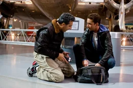 Erst sp&auml;t entdeckt Sam (Shia LaBeouf, r.), dass Leos Rivale kein Metzger, sondern der ehemalige "Sector 7"-Agent Seymour Simmons (John Turturro, l.) ist. Dieser kann die geheimnisvollen Symbole, die der junge Student st&auml;ndig sieht, entr&auml;tseln ...