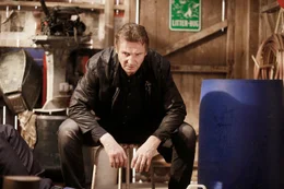 Der grausame Mord ersch&uuml;ttert Bryan Mills (Liam Neeson) zutiefst. Da er sich als einziger am Tatort befindet, ger&auml;t er auch noch unter Mordverdacht. Der einstmalige J&auml;ger wird nun selbst zum Gejagten.