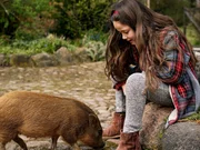 Astrid (Rosita Nellie Holse Gjurup) mit dem Schwein Øffert.