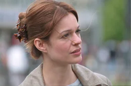 Der Stachel sitzt auch nach acht Jahren noch tief: An einer Tankstelle mitten im Nirgendwo hat Jan einst Paula (Suzan Anbeh) einfach sitzen lassen.