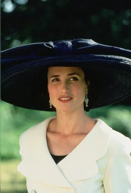 Vier Hochzeiten und einen Todesfall lang gelingt es Carrie (Andie MacDowell), ihre Liebe zu Charles zu verleugnen ...