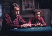 Hal (Bryan Cranston, l.) und Malcolm (Frankie Muniz, r.) sehen beim Pokern ziemlich alt aus.