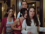 (v.l.n.r.) Phoebe (Alyssa Milano), Prue (Shannen Doherty) und Piper (Holly Marie Combs) sind ziemlich verwirrt, denn nicht nur Billy (Chris Payne Gilbert, hinten) ist einfach so in die Wirklichkeit geschlüpft. (v.l.n.r.) Phoebe (Alyssa Milano), Prue (Shannen Doherty) und Piper (Holly Marie Combs) sind ziemlich verwirrt, denn nicht nur Billy (Chris Payne Gilbert, hinten) ist einfach so in die Wirklichkeit geschlüpft.