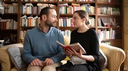 Claire ganz verliebt in Kasravi Claire (Lucie Aron), Ahmad Reza Kasravi (Deniz Cooper)