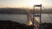 Istanbul ist laut, chaotisch, und viel zu klein f&uuml;r seine knapp 20 Millionen Bewohner. ZDF-Korrespondentin Phoebe Gaa nimmt die Zuschauenden mit in die D&auml;mmerung des Abends und endet fr&uuml;h morgens, wenn die meisten Menschen ausgeschlafen zur Arbeit gehen. Nachts zeigen sich die gro&szlig;en Ver&auml;nderungen, die die Megacity gerade durchmacht: die Wirtschaftskrise schl&auml;gt den Menschen aufs Gem&uuml;t, die Armut steigt stetig und die Partyszene sp&uuml;rt die politisch verordnete Islamisierung deutlich. Der Film begleitet Menschen, die ihr Gl&uuml;ck trotzdem in der Stadt suchen, die sie lieben und deren einstige Weltoffenheit sie bewahren wollen.