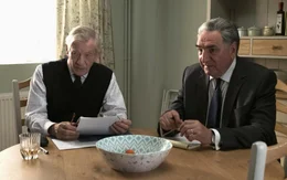 L-R: Roy Courtnay (Ian McKellen) und Vincent (Jim Carter)