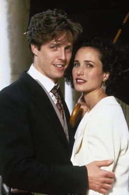 Nach vier Hochzeiten und einem Todesfall finden Charles (Hugh Grant, l.) und Carrie (Andie MacDowell, r.) endlich zueinander - ohne Trauschein ...