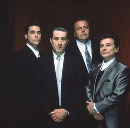 L-R: Henry Hill (Ray Liotta), James Conway (Robert De Niro), Paul Cicero (Paul Sorvino) und Tommy DeVito (Joe Pesci).