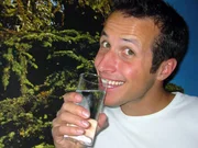 Willi Weitzel mit einem Glas Wasser. Wie selbstverst&auml;ndlich drehen wir Tag f&uuml;r Tag viele Male einen Wasserhahn auf, aber wo kommt das Trinkwasser eigentlich her? Willi will's s wissen und macht sich auf den Weg zu den M&uuml;nchner Stadtwerken.