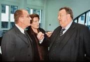 Und es ist doch pers&ouml;nlich: Richard (Dieter Pfaff, rechts) hat seine Frau Claudia (Rita Russek) ausgerechnet in den Armen seines Konkurrenten Dr. Stefan G&auml;rtner (Stefan Viering) ertappt.