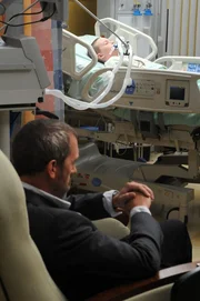 Der Fall des jungen Jack beschäftigt das Krankenhaus. Dr. House (Hugh Laurie) befürchtet einen Hirntumor, der durch eine Biopsie aber wieder ausgeschlossen werden kann ... Der Fall des jungen Jack beschäftigt das Krankenhaus. Dr. House (Hugh Laurie) befürchtet einen Hirntumor, der durch eine Biopsie aber wieder ausgeschlossen werden kann ...