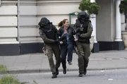 Geiselnahme: Gudrun Wohlers (Katrin Pollitt) ist es gelungen, die Kanzlei unbemerkt zu verlassen. Sie wird vom SEK aus der Gefahrenzone gebracht. Geiselnahme: Gudrun Wohlers (Katrin Pollitt) ist es gelungen, die Kanzlei unbemerkt zu verlassen. Sie wird vom SEK aus der Gefahrenzone gebracht.