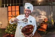 Zu Weihnachten sind besonders die Lindor-Kugeln von Lindt beliebt. Sebastian Lege zeigt, was in den fertigen Pralinen steckt - und wie ein Chocolatier hochwertige Pralinen von Hand herstellt. Zu Weihnachten sind besonders die Lindor-Kugeln von Lindt beliebt. Sebastian Lege zeigt, was in den fertigen Pralinen steckt - und wie ein Chocolatier hochwertige Pralinen von Hand herstellt.