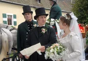 "Geliebter Johann Geliebte Anna", Eine Liebesgeschichte die Legende wurde: Erzherzog Johann, der Bruder des regierenden Habsburgermonarchen und Anna Plochl, das lebenslustige M&auml;dchen aus dem Volk. Als der Kaiser die bereits erteilte Heiratserlaubnis f&uuml;r ung&uuml;ltig erkl&auml;rt, holt Johann seine "Hausfrau" auf seine L&auml;ndereien und in sein Unternehmen, um der ganzen Welt vor Augen zu f&uuml;hren, wie ungerecht und unbarmherzig der Kaiser ist. Gleichzeitig engagiert er sich politisch f&uuml;r sein Land, die Steiermark. Es sind die langen Trennungen, die dem Liebespaar fast zum Verh&auml;ngnis werden. Erst als Johann seinem kaiserlichen Bruder ein Ultimatum stellt und Metternich die Zeichen der Zeit f&uuml;r die Heirat mit einer B&uuml;rgerlichen f&uuml;r g&uuml;nstig erachtet, d&uuml;rfen sich Anna und Johann heimlich, zu n&auml;chtlicher Stunde, das Jawort geben.Im Bild (v.li.): Peter Simonischek (Vater Plochl), Tobias Moretti (Erzherzog Johann), Anna Maria M&uuml;he (Anna Plochl).  SENDUNG: ORF2 - FR - 01.01.2021 - 15:10 UHR. - Veroeffentlichung fuer Pressezwecke honorarfrei ausschliesslich im Zusammenhang mit oben genannter Sendung oder Veranstaltung des ORF bei Urhebernennung.