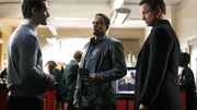 Der verschwundene Skorpion aus dem Biologieunterricht von Mr. Booker (Jeremy Glazer, l.): Dr. Sheldon Hawkes (Hill Harper, M.) und Detective Taylor (Gary Sinise) finden Reste des Tieres an einem Fu&szlig;abdruck im Toilettenraum, wo sich auch Blutspuren des Opfers befanden. Ist dies wom&ouml;glich die Spur zum M&ouml;rder?