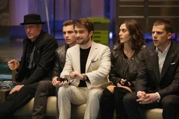 Walter Mabry (Daniel Radcliffe, Mitte) sinnt nach Rache und verpflichtet deswegen die Objekte seines Hasses, die vier Reiter: Merritt McKinney (Woody Harrelson, l.), Jack Wilder (Dave Franco, 2.v.l.), Lula (Lizzy Caplan), J. Daniel Atlas (Jesse Eisenberg, r.), ihm in einer risikoreichen Aktion zu unglaublicher Macht zu verhelfen...