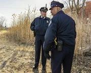 Captain Stan Yenko (Richard Kind, l.); Officer Marvin Sandeford (Ruben Santiago-Hudson, r.)