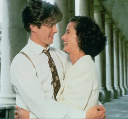 Als Charles (Hugh Grant, l.) erf&auml;hrt, dass Carrie (Andie MacDowell, r.) sich inzwischen von ihrem Ehemann getrennt hat, wird er sich endlich seiner Unentschlossenheit bewusst - und entgeht im letzten Augenblick der Hochzeit mit der falschen Frau ...