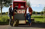 Reinhard Bielefelder (Bill Mockridge, l.) und Klaus Schmitz (Hartmut Volle, r.) streiten sich, weil Klaus Schmitz keine Niere an seinen Schwiegersohn spenden m&ouml;chte.